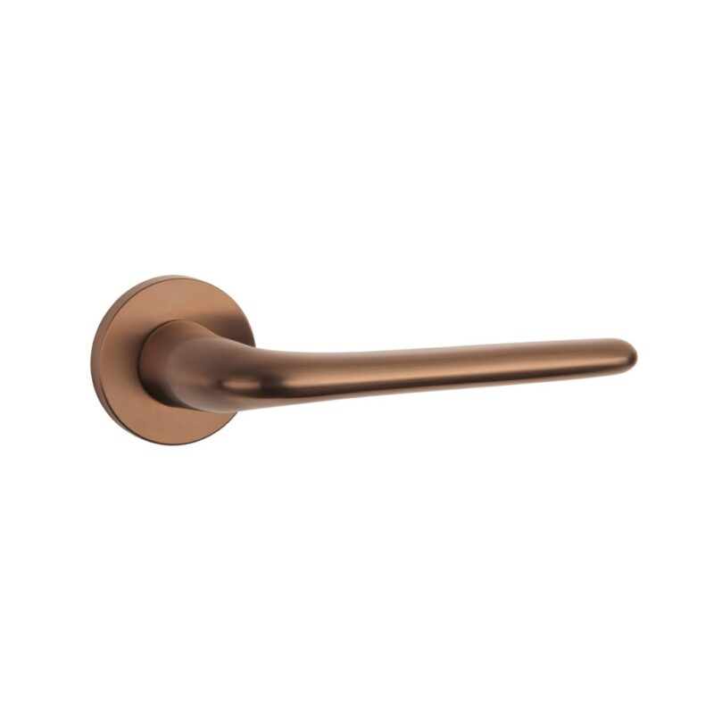 The Azalia handle in PVD copper exudes elegance and style, perfect for enhancing modern, luxury interior doors.