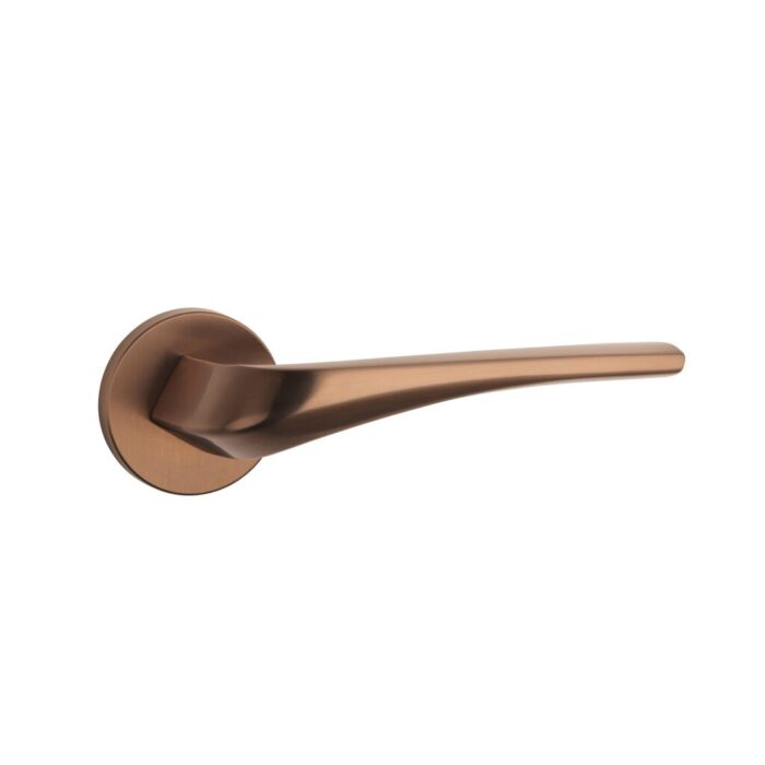 The Dalia door handle in PVD copper exudes elegance and style, perfect for premium indoor settings. Luxury handle for modern homes.