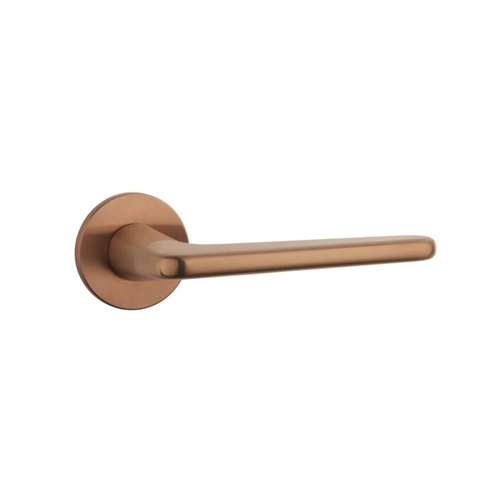 The Lira handle on round rose in PVD copper exudes elegance and style, perfect for enhancing modern interior doors.