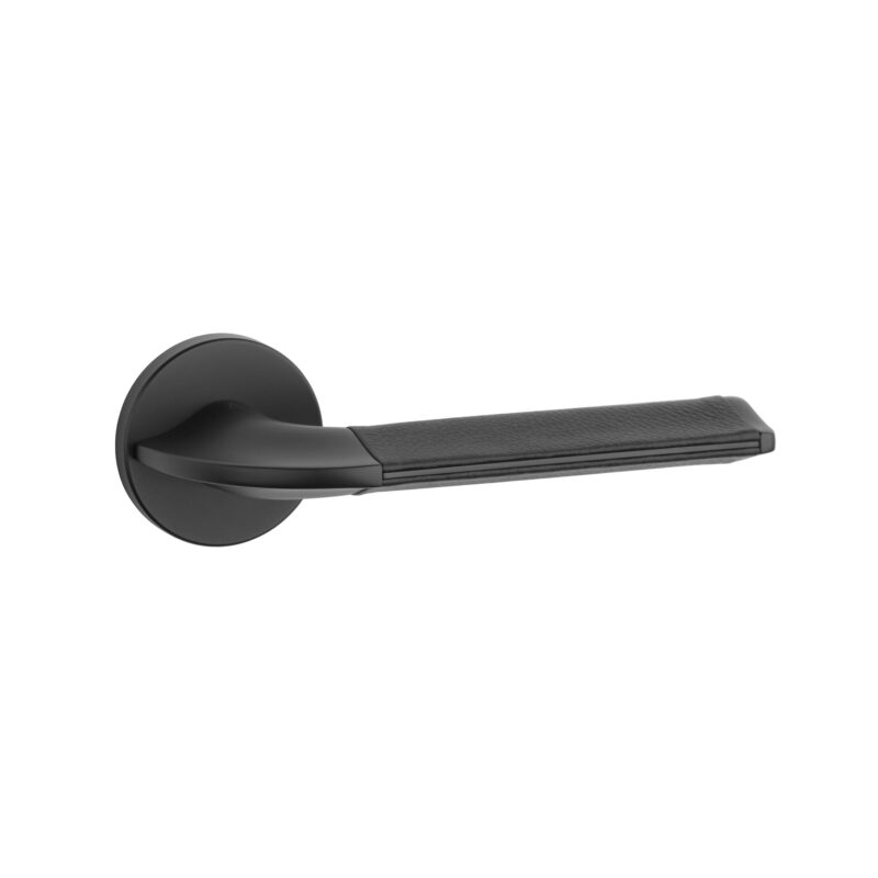 Upgrade your interior with the Detazia handle by Aprile, a luxurious blend of matt black and leather for modern, premium indoor spaces.